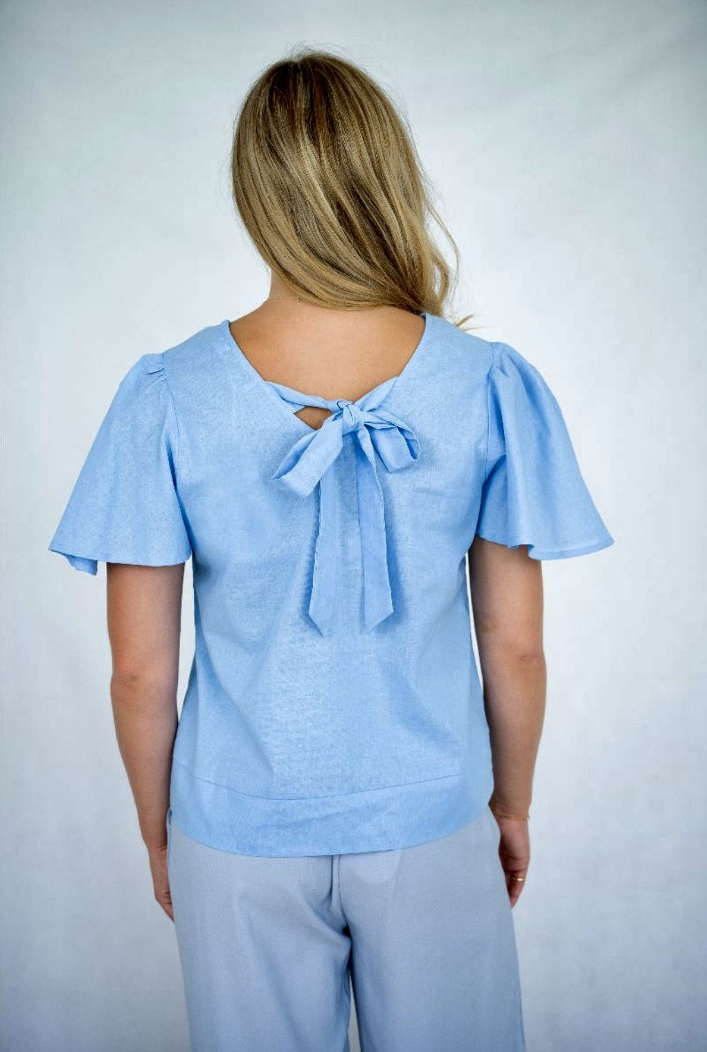 BLUE LINEN FLUTTED SLEEVES WITH BOW AT BACK
