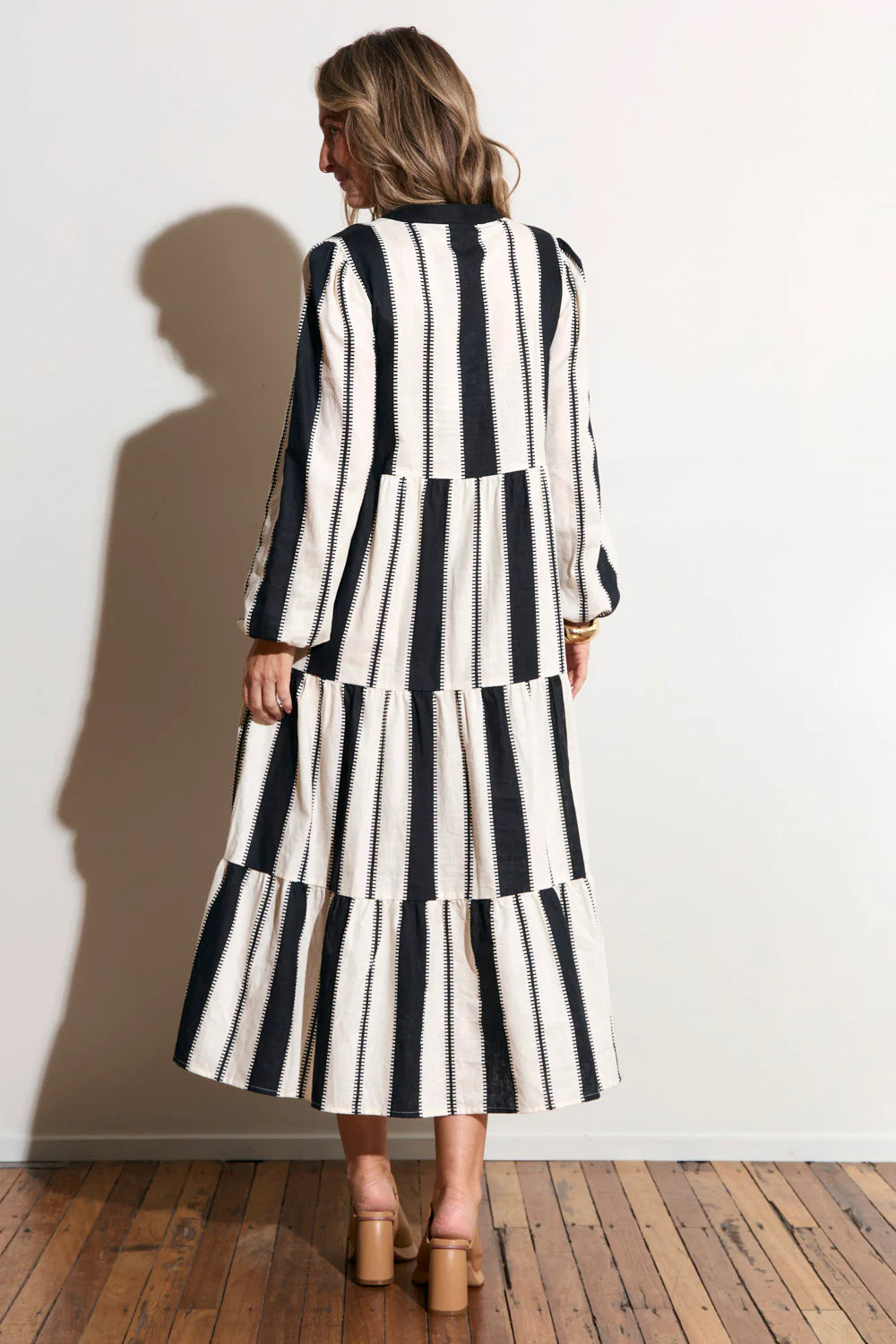 MAXI BLACK AND WHITE V-NECK