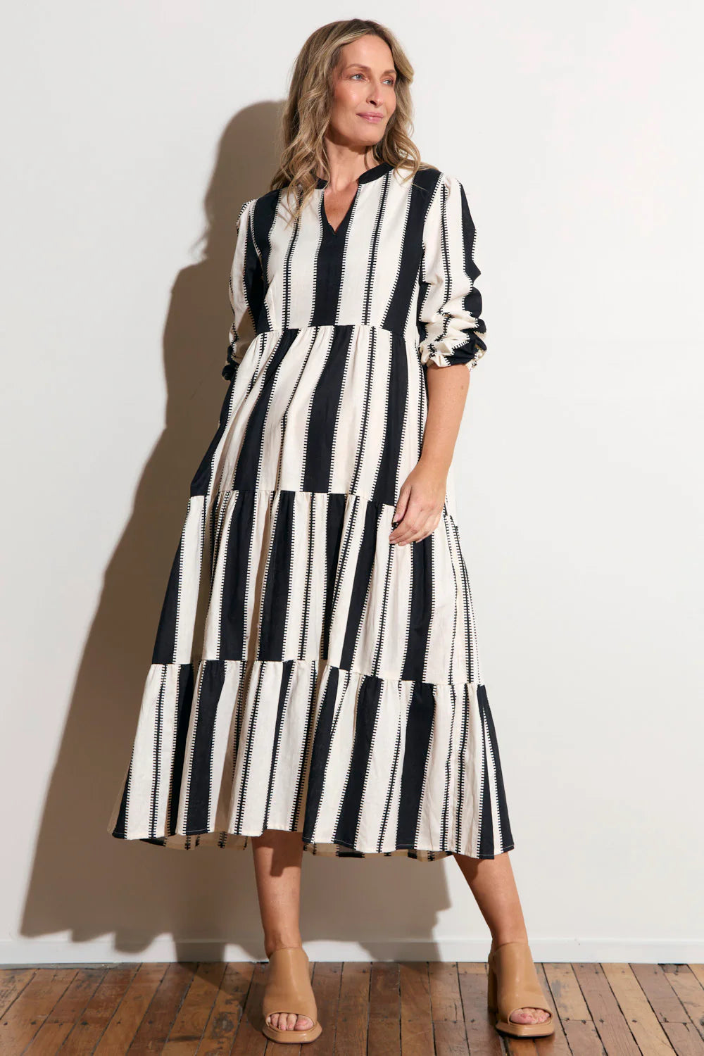 MAXI BLACK AND WHITE V-NECK