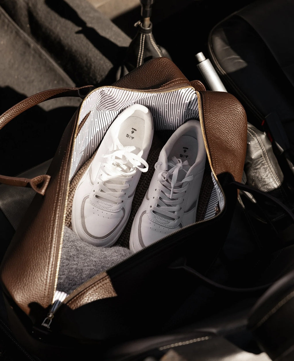 LOUENHIDE OHIO OVERNIGHT BAG CHOCOLATE