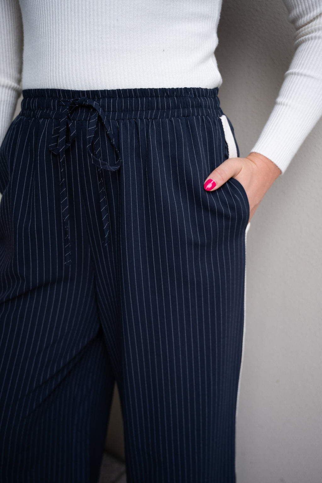 NAVY PANTS WHITE STRIPE