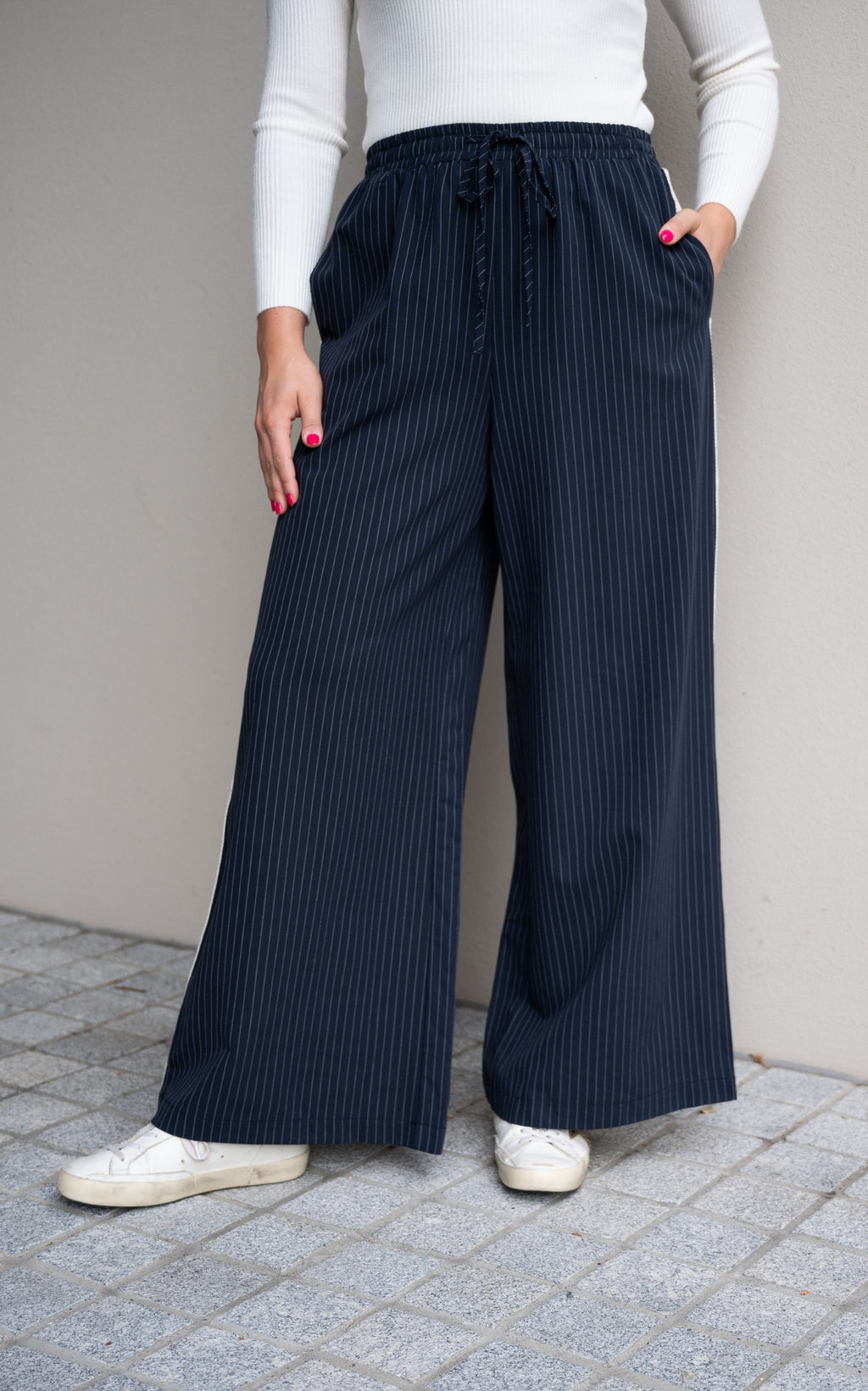 NAVY PANTS WHITE STRIPE