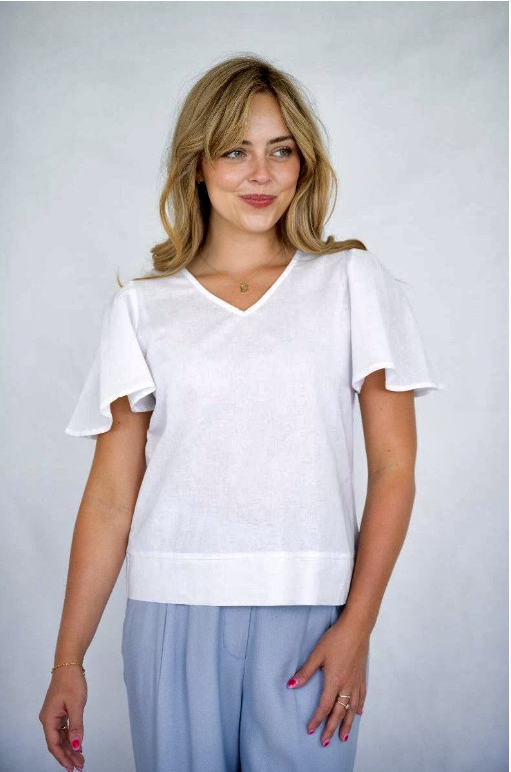 WHITE LINEN FLUTTED SLEEVES WITH BOW AT BACK