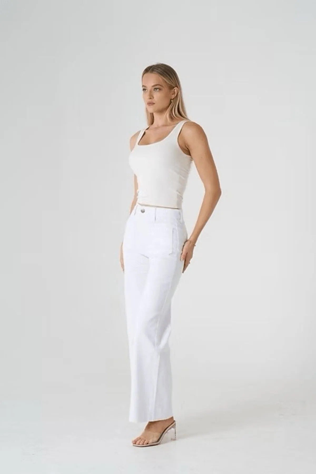 WHITE JEANS